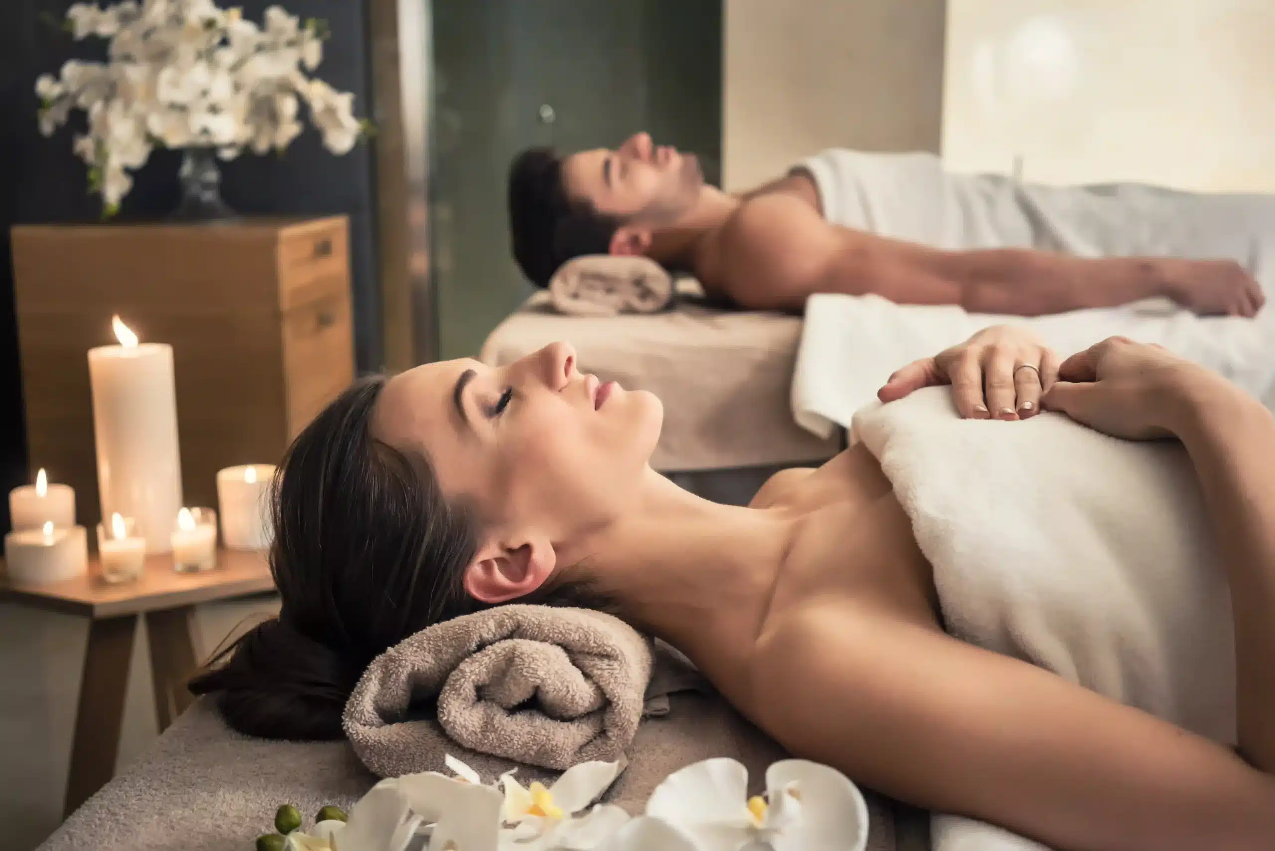 Geurbeleving wellness in een ontspannen spa-omgeving met kaarsen en orchideeën