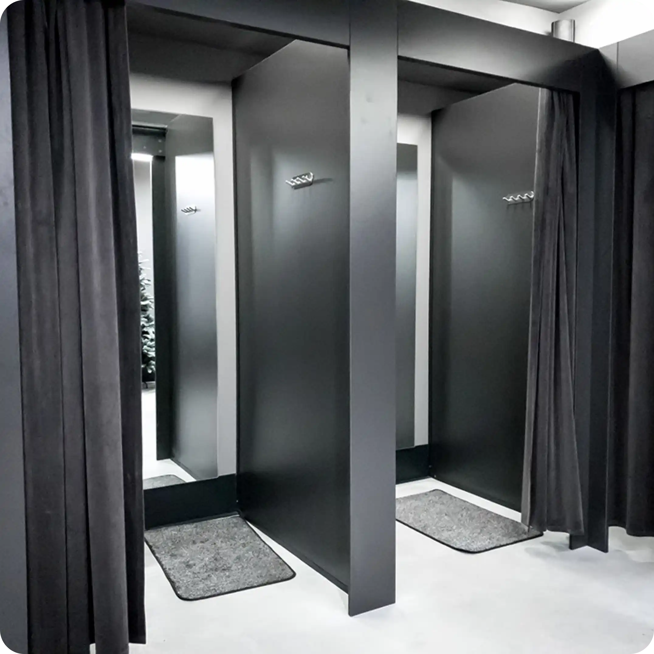 Geur neutraliseren kleedkamer allsens, moderne kleedruimte met zwarte afscheidingen en gordijnen.
