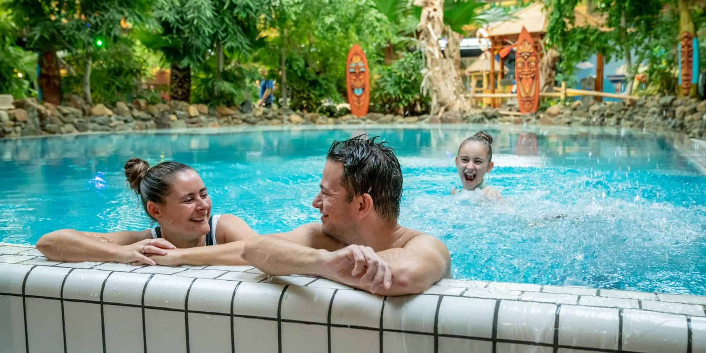 Gezin-geniet-in-tropisch-zwembad-met-kinderen-en-exotische-sfeer-voor-een-onvergetelijke-vakantiebeleving