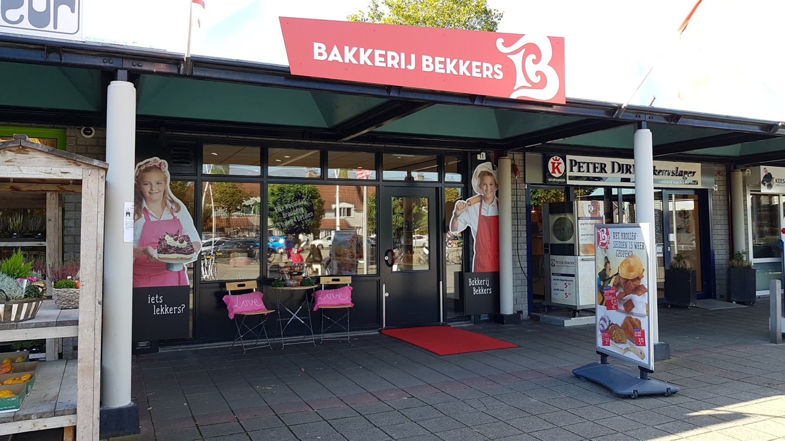 Winkelpui-van-bakkerij-bekkers-met-rood-winkelbord-en-sfeervolle-aankleding-voor-een-warme-klantbeleving