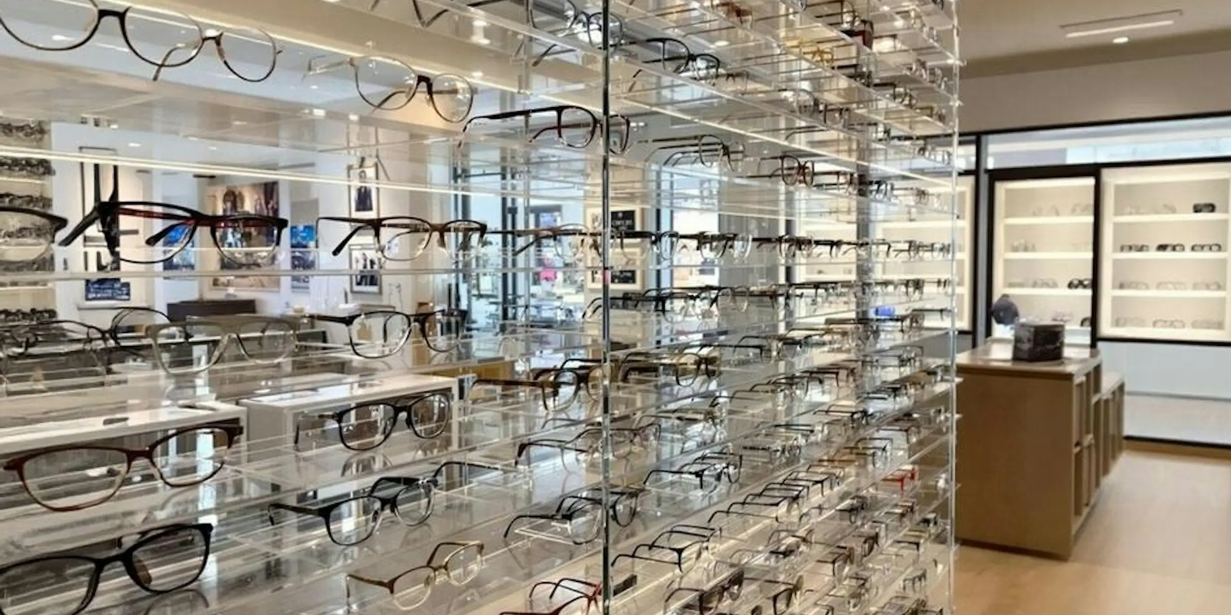 Brillencollectie-display-kruithof-optiek-met-modern-interieur