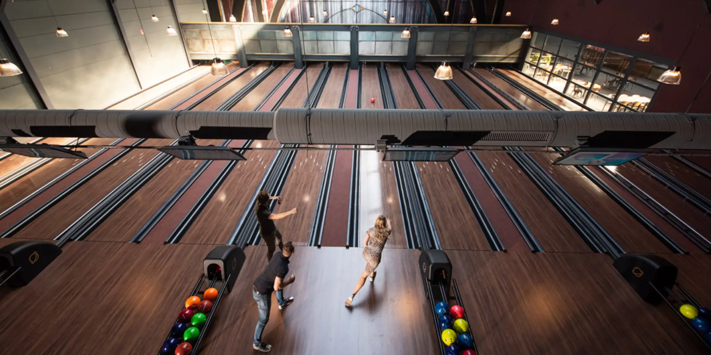 Bowlen-bij-planet-awesome-nijmegen-met-sfeervolle-verlichting
