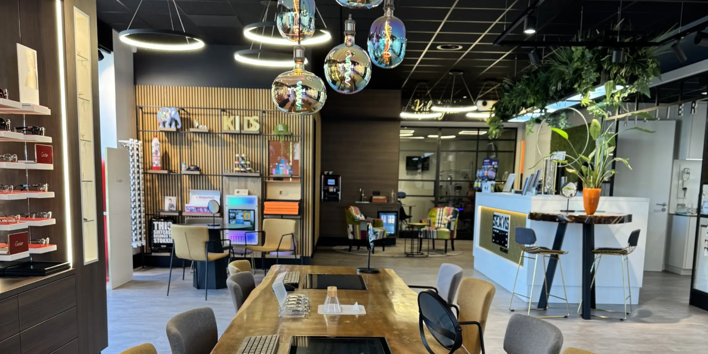 Warm-en-vernieuwend-optiekinterieur-met-speelse-details