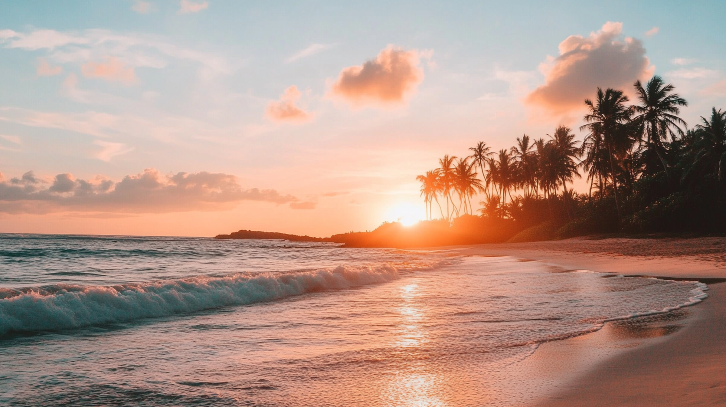 Zonsondergang-aan-tropisch-strand-met-palmbomen-en-gouden-gloed-seychelles-sfeer