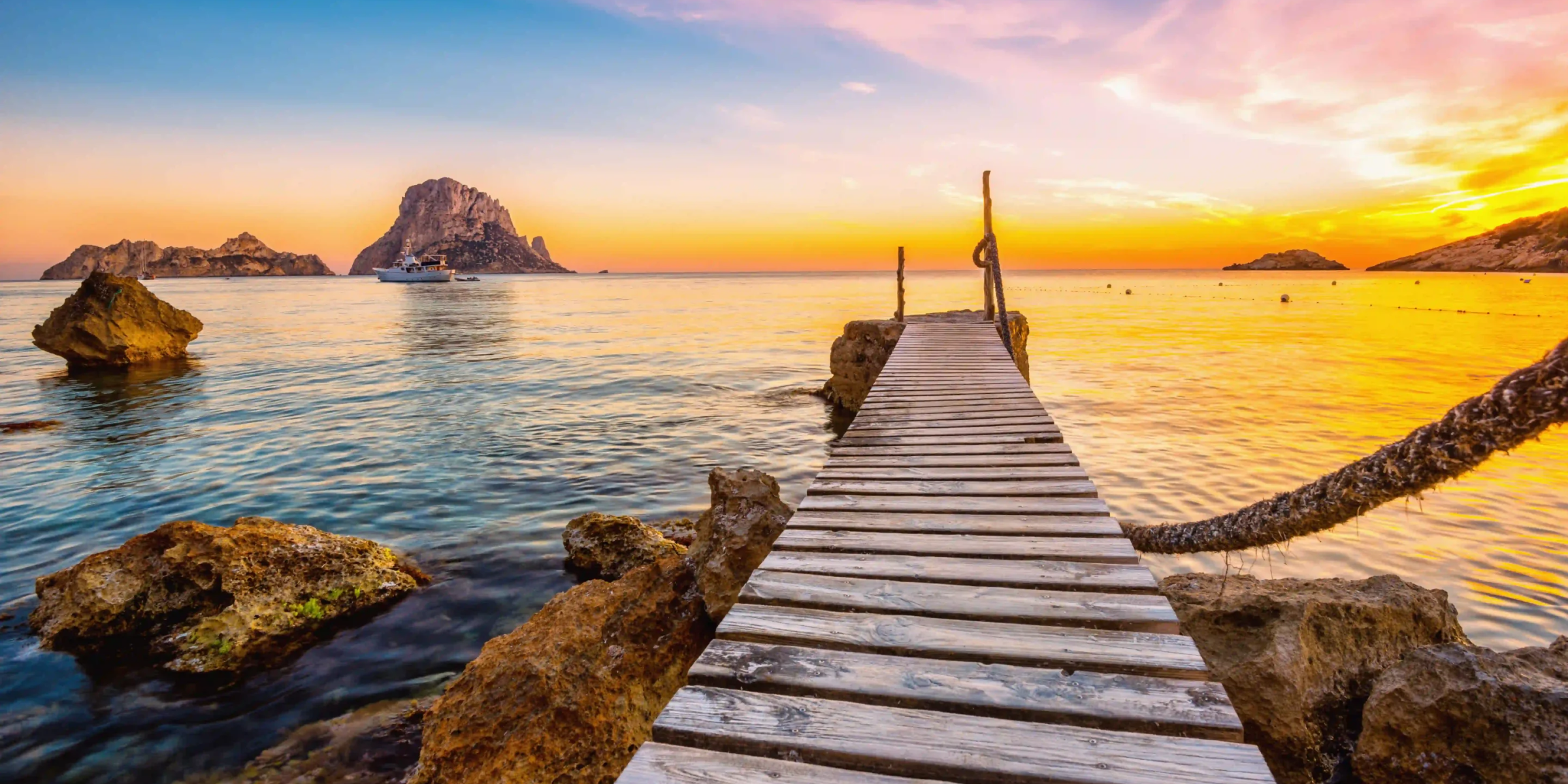 Coverfoto dream coast ambiance aroma met houten steiger bij zonsondergang aan de kust