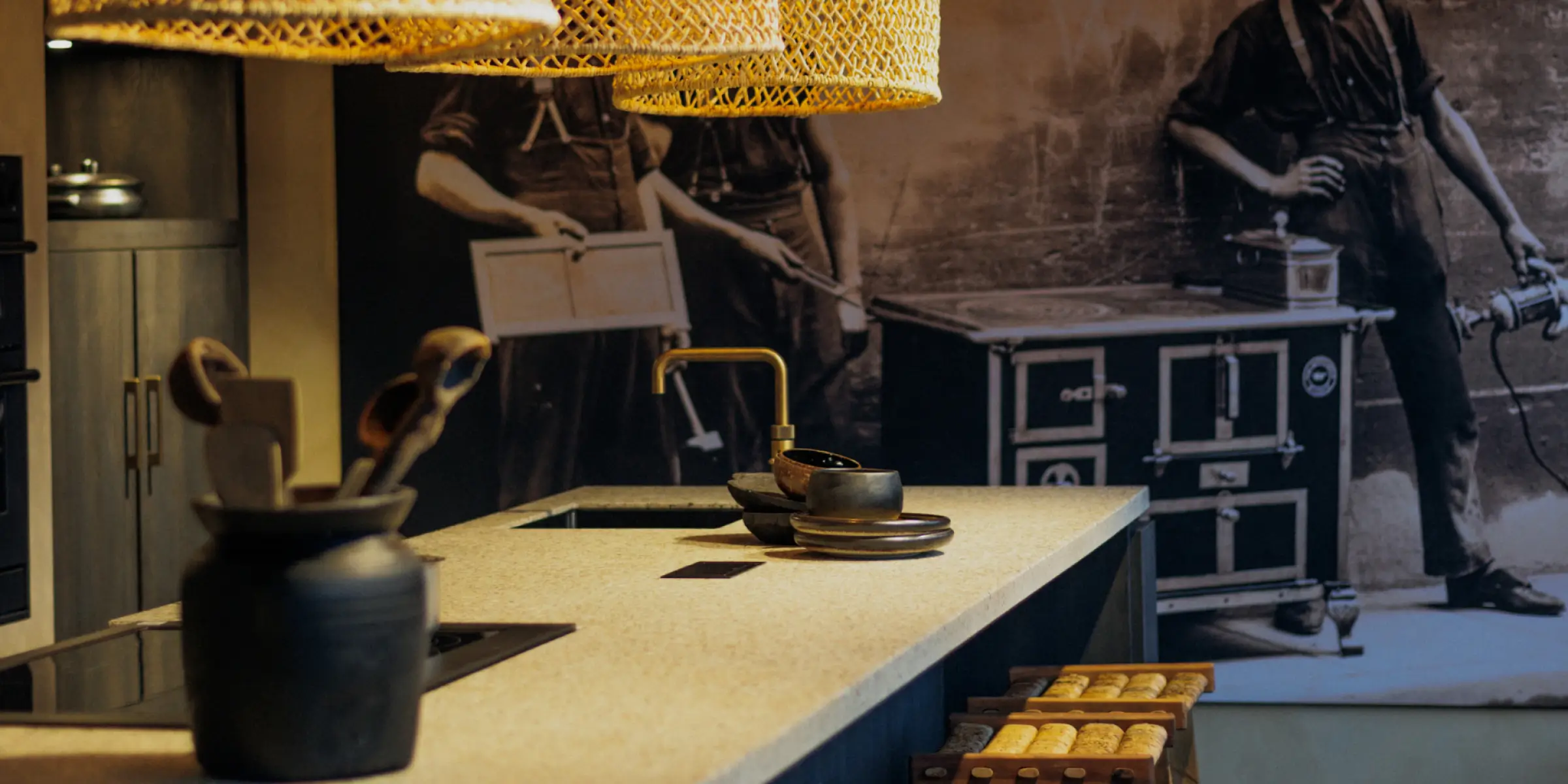 Industriële keuken met betonnen werkblad, messing kraan en sfeervolle verlichting – inspiratie voor geurmarketing in interieurbeleving.