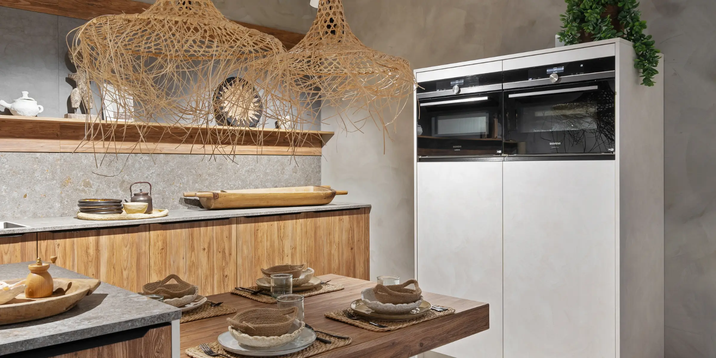 Geurmarketing-natuurlijke-materialen-keuken | allsens b. V. Keuken met natuurlijke materialen en rotan lampen – voorbeeld van een uitnodigende geurbeleving in huis of showroom.
