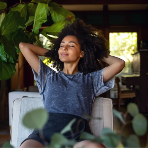 Vrouw ontspant in comfortabele woonkamer met natuurlijke geuren.
