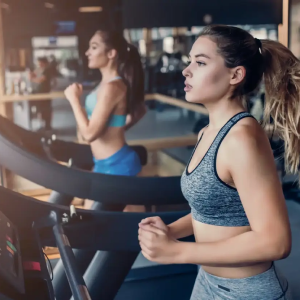 Sporters in fitnessruimte met geurneutralisatie.