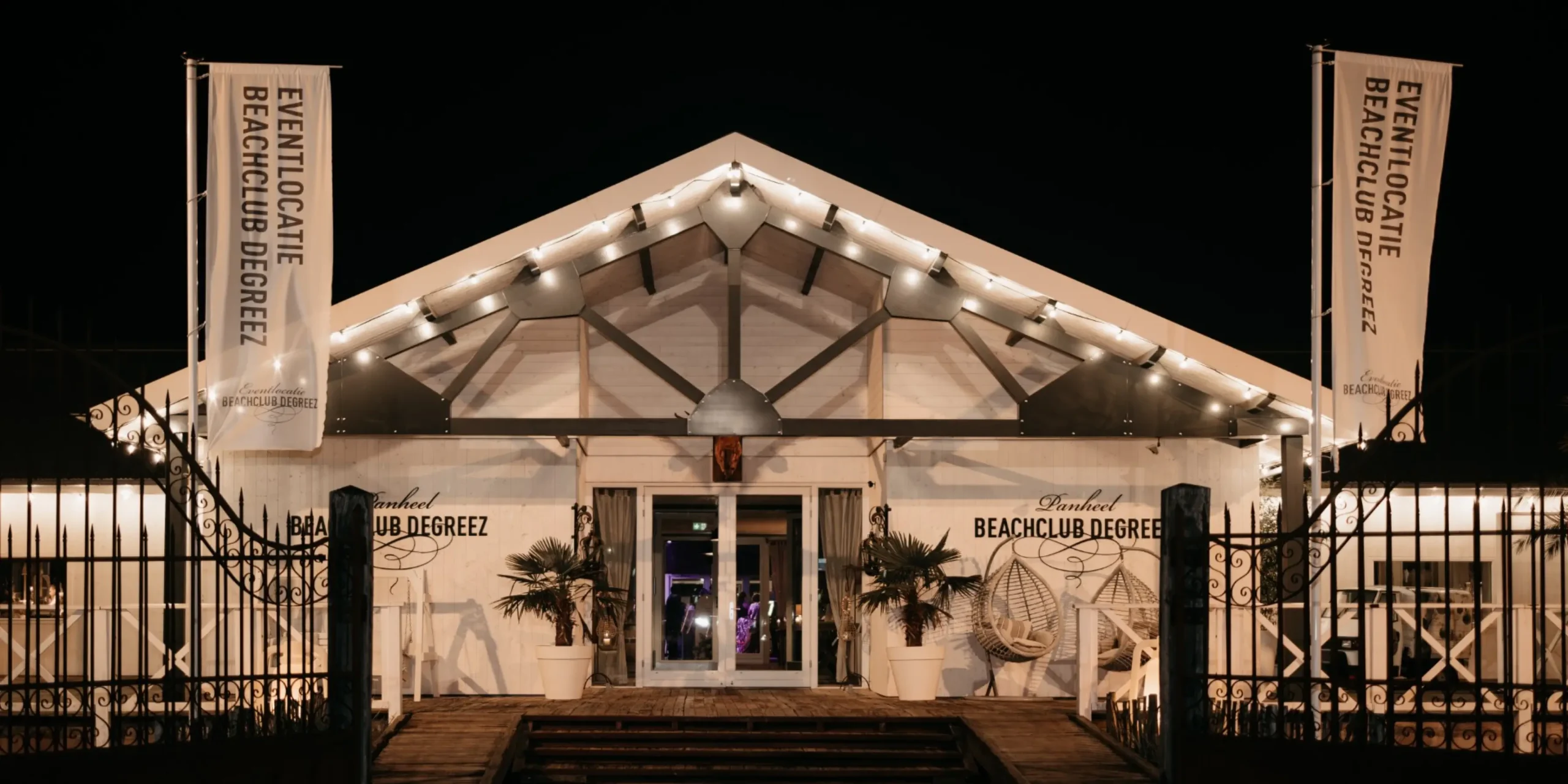 Geurbeleving-evenementen-winters-eentree-beachclub-degreez | allsens b. V. Winterse entree van beachclub degreez met sneeuw en warme verlichting, passend bij de geurbeleving die bezoekers een warm welkom geeft.