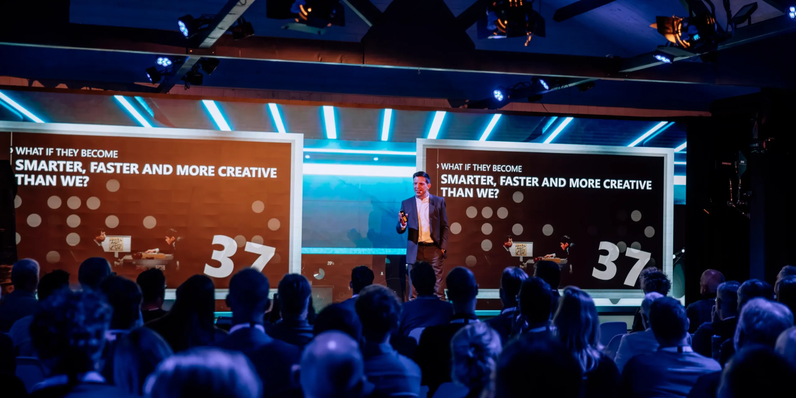 Geurbeleving-evenementen-congres-presentatie | allsens b. V. Spreker presenteert op een congres in beachclub degreez voor een aandachtig publiek, een setting waar geurbeleving een subtiele sfeer creëert.